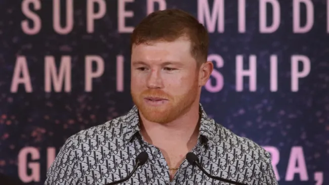 Canelo ante el micrófono en una conferencia