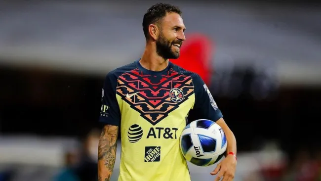 Miguel Layún en un partido con el América