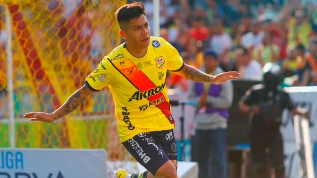 Omar Islas en celebración de gol