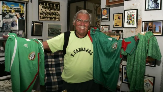 Carbajal posa con playeras de la Selección Mexicana