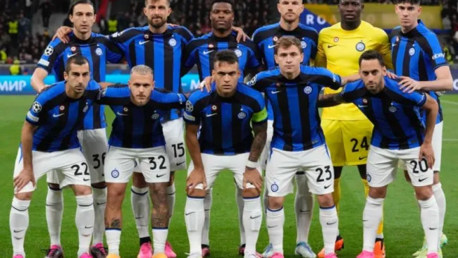 Foto del equipo previo a iniciar el partido de Champions frente al Milan