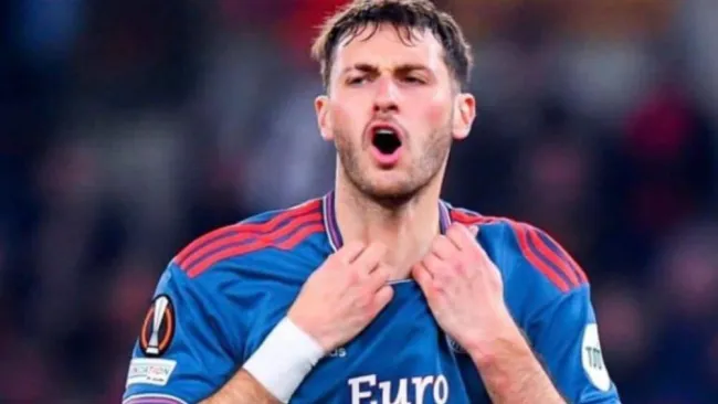 Santi Giménez se perderá dos juegos por sanción