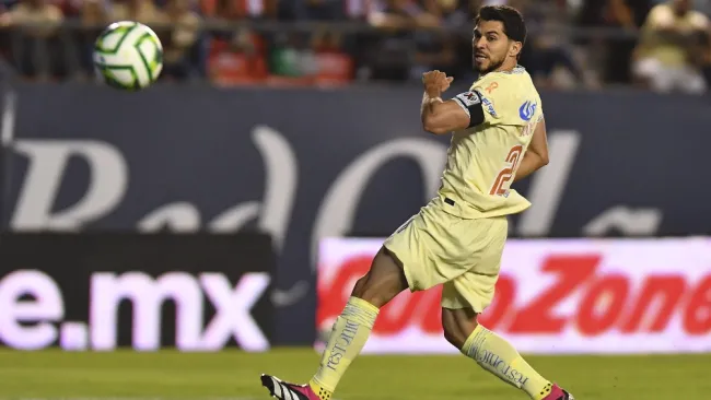 Henry Martín en el juego ante San Luis