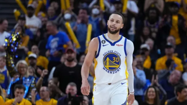 Stephen Curry camina sobre la duela en el partido ante Lakers