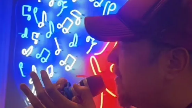 Pepe Aguilar canta "Ella Baila Sola" en un karaoke