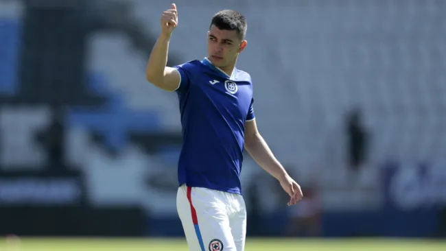 Erik Lira en un partido de Cruz Azul