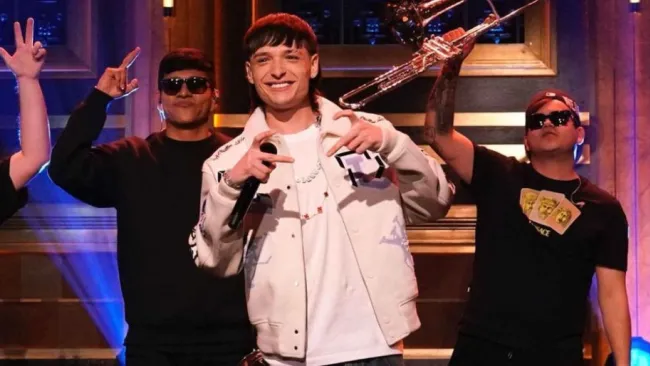 Peso Pluma en su presentación con Jimmy Fallon