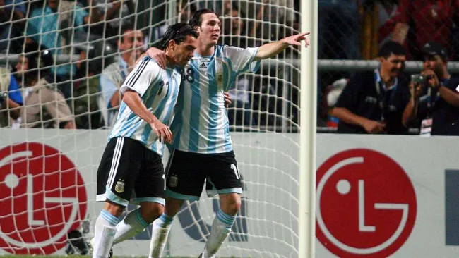 Carlos Tevez defiende a Messi del PSG: 'No puede tratar así a un jugador como él'