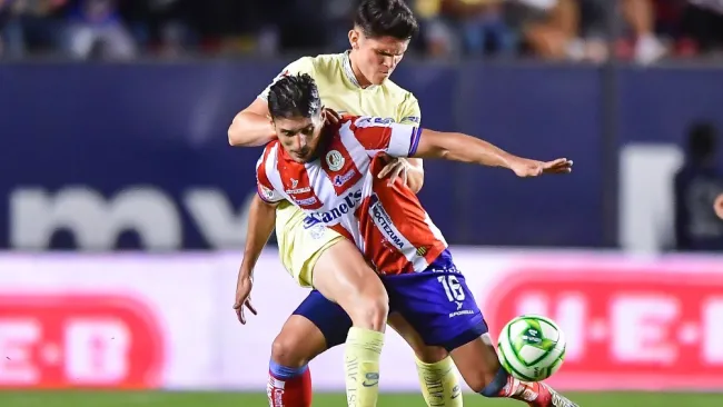 Israel Reyes se disputa el balón con Javier Güemez