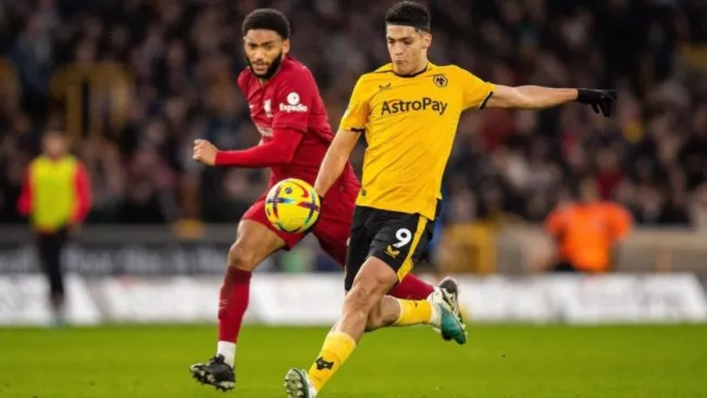 Raúl Jiménez durante un partido contra Liverpool