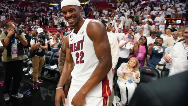 Jimmy Butler sonríe al terminar el partido frente a los Knicks