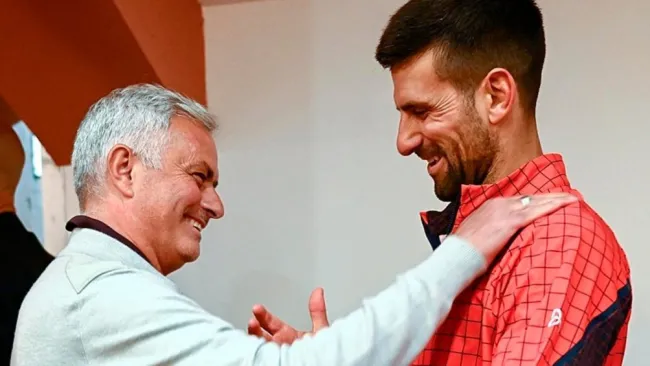 Mourinho y Djokovic ríen mientras se saludan