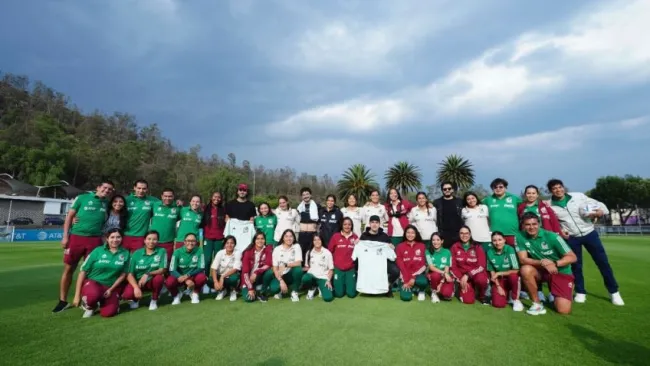 Equipo y cuerpo técnico posan con la banda