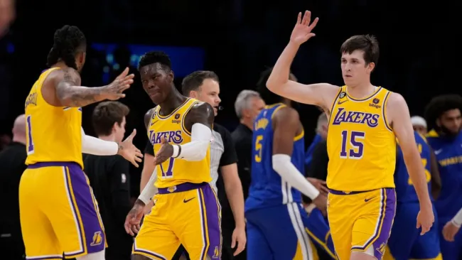 Jugadores de Lakers celebrando victoria ante Warriors en Juego 6