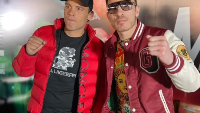 Julio César Chávez Jr y Omar Chávez posan juntos