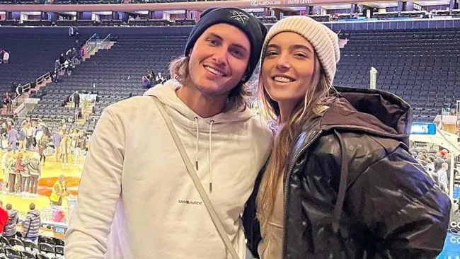 Santiago Gimenez y Fer Serrano en un duelo de NBA