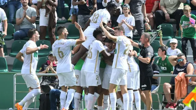 Jugadores y afición festejan el gol