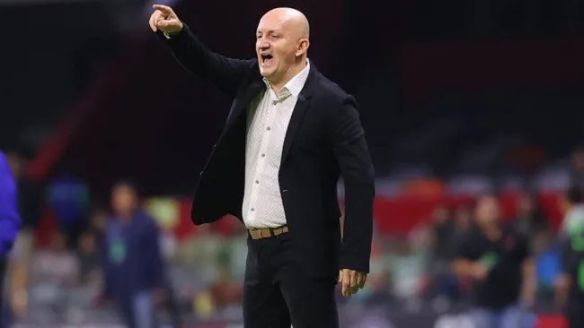 Pablo Repetto dirigiendo al borde del campo