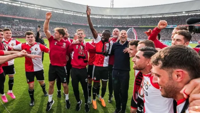 Jugadores del Feyenoord festejan al terminar el partido