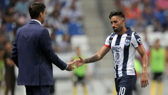 Urretaviscaya con el uniforme de Rayados y Diego Alonso al mando