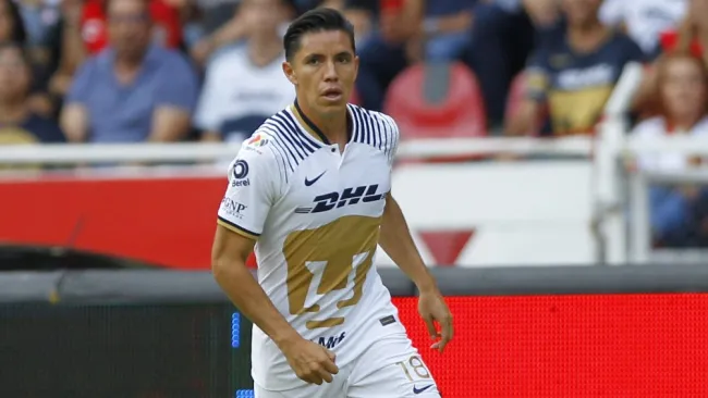 El Chispa luciendo la playera de los Pumas