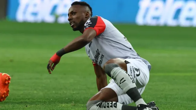 Quiñones sobre el césped del Estadio Akron