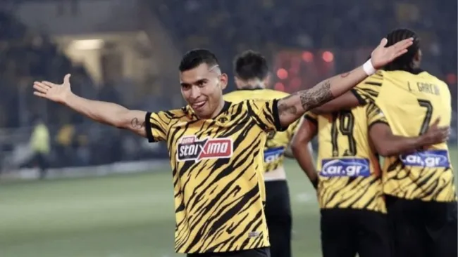 Orbelín celebró de una manera bastante peculiar el campeonato del AEK