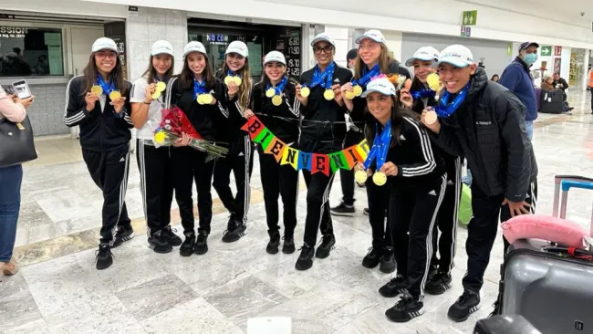 Las nadadoras fueron recibidas en el aeropuerto de la Ciudad de México