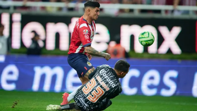 Luis Malagón achicando el espacio contra Chivas