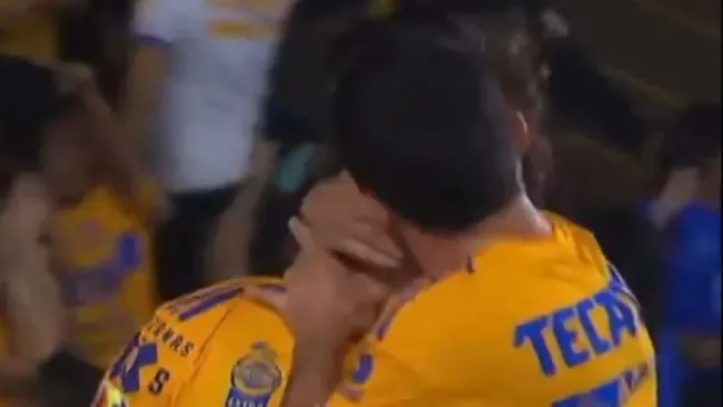 Vigón le da 'beso en la boca' a Córdova en el Tigres vs Rayados y video se hace viral 