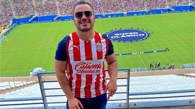 Gerardo Coronel con la playera de Chivas