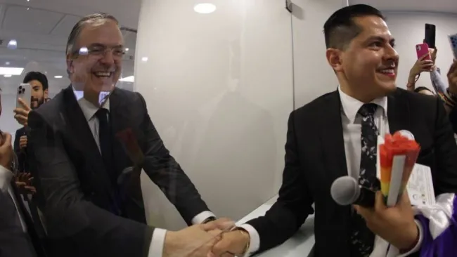 Marcelo Ebrard entregando el primer pasaporte con género no binario