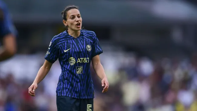 Aurélie Kaci en un partido con América Femenil