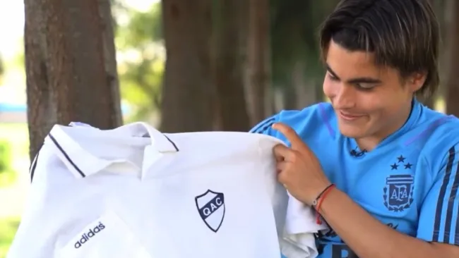 Romero viendo la playera de Quilmes