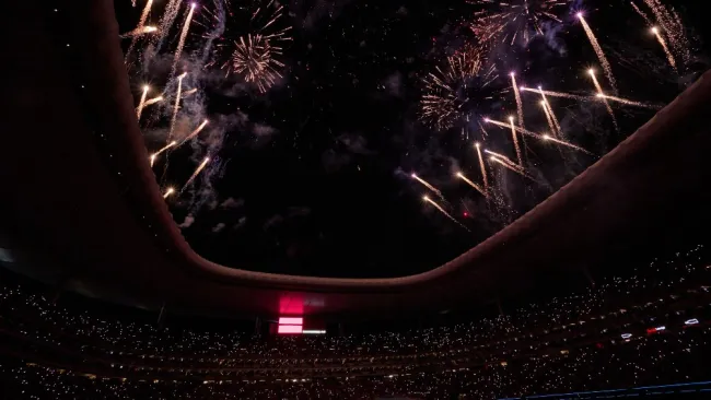 Los fuegos artificiales iluminaron el cielo sobre el Estadio Akron
