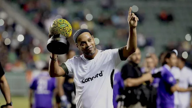 Ronaldinho mostró sus habilidades y brilló en el nuevo video de Bad Bunny