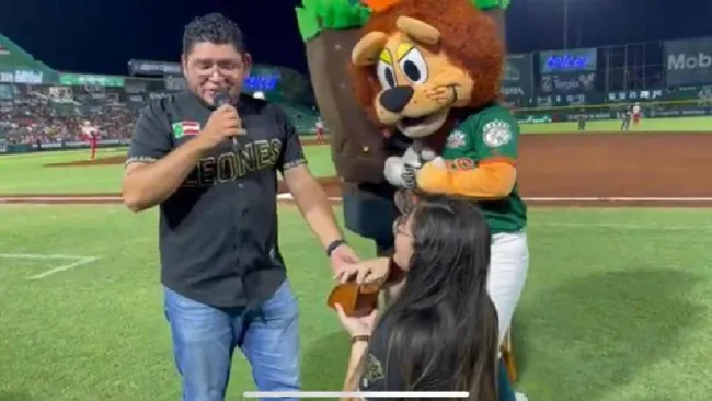 ¡Vaya espectáculo! Mujer le pide matrimonio a su pareja en el juego de los Leones de Yucatán