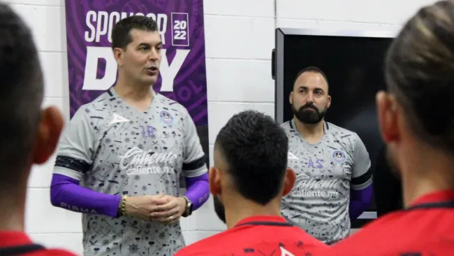 Ismael Rescalvo presentándose con la plantilla del Mazatlán FC