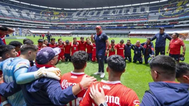 Carlos Morales conversa con los jóvenes durante la Final