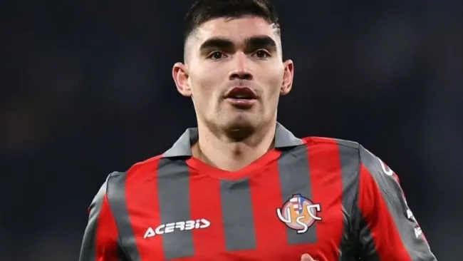 Johan Vásquez durante partido con el Cremonese