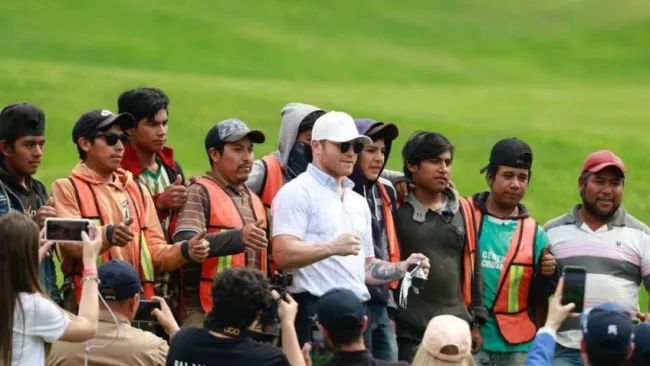 Canelo Álvarez se toma la foto con los albañiles
