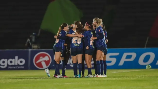 Jugadoras de América Femenil celebrando un gol ante Bravas