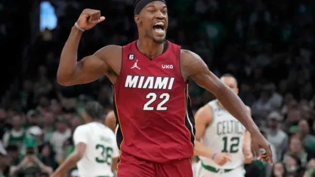 Jimmy Butler celebra después de encestar en el partido 