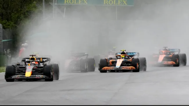 Los autos de Fórmula 1 a toda velocidad sobre la pista