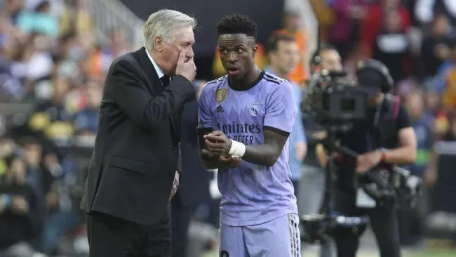 Ancelotti salió a la defensa de Vinicius tras su expulsión en Valencia: 'Él es la víctima'