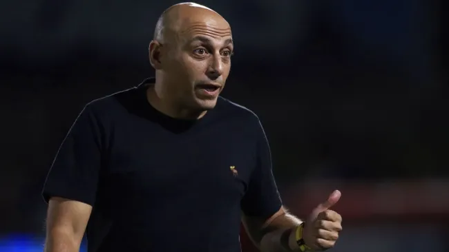 Ángel Villacampa en un partido del América Femenil