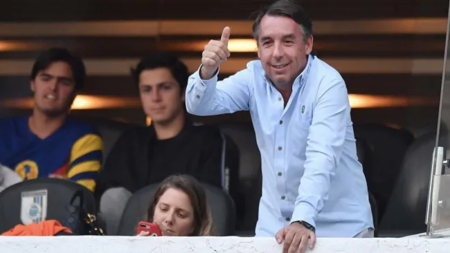 El dueño de Televisa llegó con esta lujosa camioneta a las instalaciones de la FMF