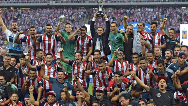 Chivas celebra el campeonato del 2017 con Almeyda y Orbelín