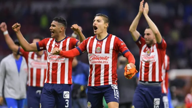 Jugadores de Chivas celebran el pase a la Final