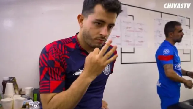 Alan Mozo hace señas sobre el 3-1 previo al partido